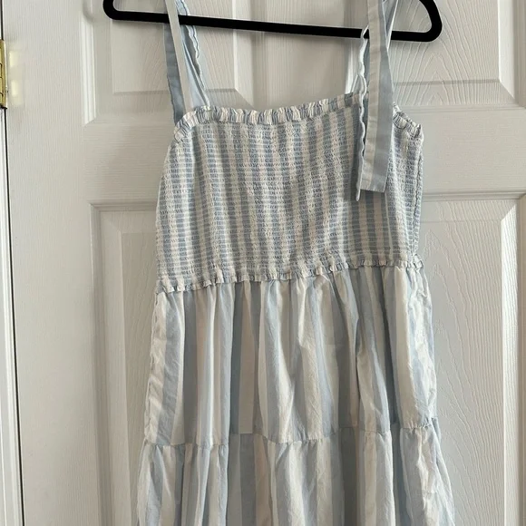 Elegant White Striped Maxi Dress - Picture 3 of 3
